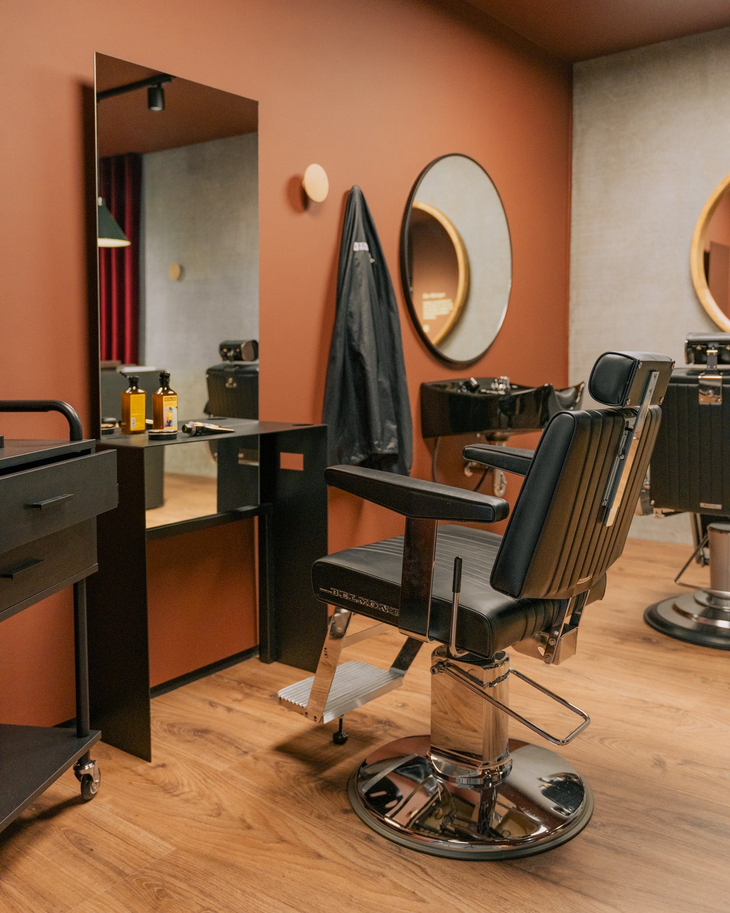 Dainty - Juoda barber kėdė iš nerūdijančio plieno